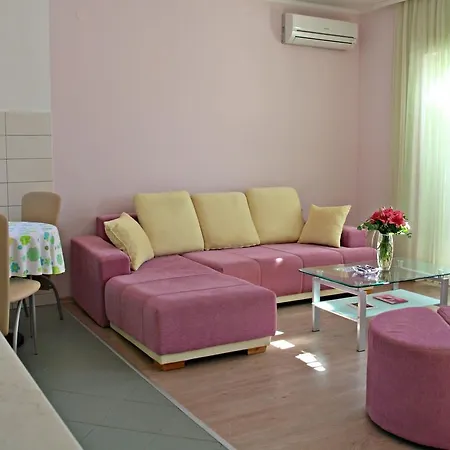 Holiday Peric بيت للعطل *